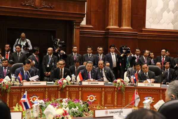 SBYudhoyono's tweet photo. Presiden SBY pimpin delegasi Indonesia pada KTT ke-16 ASEAN dan Republik Korea di hari ini (9/10). http://t.co/cVN3E4TxnN
