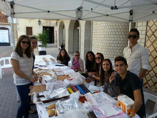 Festers2014bng's tweet photo. En la plaça major venent bolis, mecheros, coca (De la bona)jajaj http://t.co/v9IkaYZ0J5