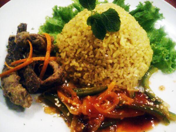 PriveeleResto's tweet photo. Promo hari ini "Nasi kari daging disajikan dengan saus orange Harga 42++ free lime juice http://t.co/co1SJq9kZA