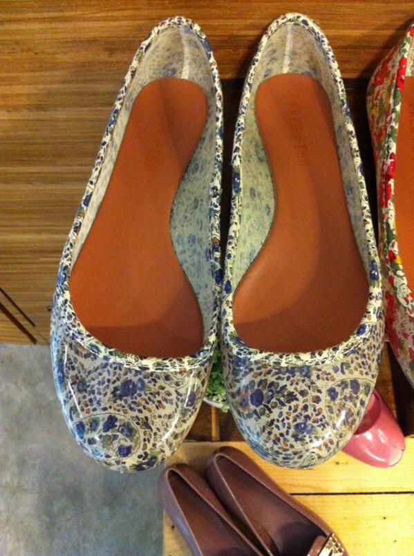 krissn's tweet image. Lunchtime graze: I want these. In blue. It's $79 here. Don't think they'd pinch, looks really sweet. #freefish