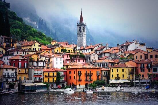 Buongiorno a tutti! Anche in queste grigie giornate il #lagodicomo è pieno di colori! #hotelsmenaggio