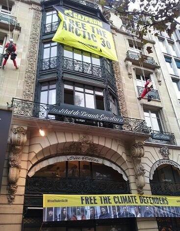 gp_sunrise's tweet photo. RIGHT NOW: activists from @greenpeacefr take action at #Gazprom's Paris HQ on the Champs-Elysées to #FreetheArctic30! http://t.co/E1g7YA7F8y