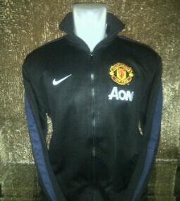 JERSEY_nyaDANI's tweet photo. Jacket grade original Manchester United. Minat? Cek Bio http://t.co/5CXTXEgHdq