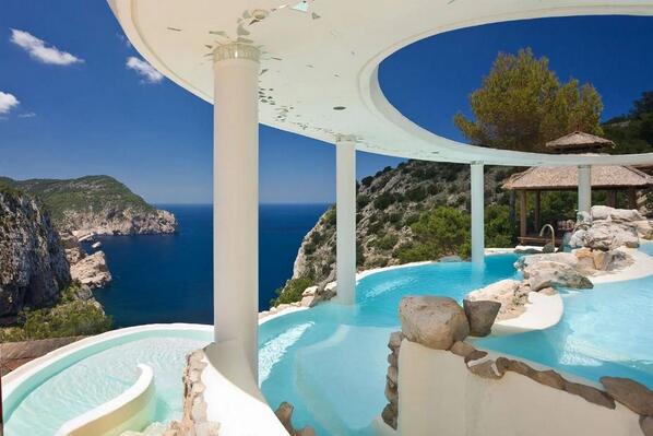 Opreisgaan's tweet photo. Het zwembad van Hotel Hacienda Na Xamena op Ibiza is wel heel erg bijzonder... http://t.co/ewxQYnRNij