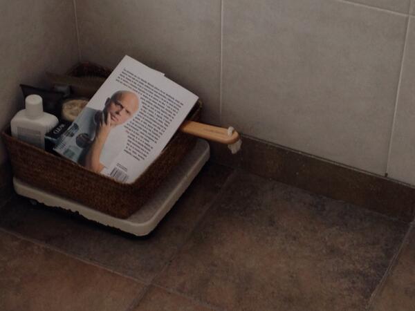 Anapenia's tweet photo. @sebaswainraich en el baño tenía la sensación de que alguien me miraba! http://t.co/QL61D8llRG
