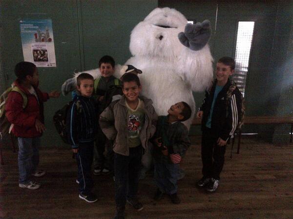 PerryChris_'s tweet photo. La mascotte du Lycée Victor Duruy adoptée par les enfants (entre autres ^^)! #VillageDesSciences #Séméac #FdS2013 http://t.co/DKnQ0vdUus