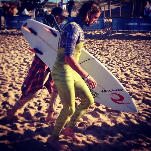 Theycallmepaty_'s tweet image. Em terra de pescadores, até o fato de surf combina :D #MattWilkinson #RipCurlPro #SuperTubos #Peniche