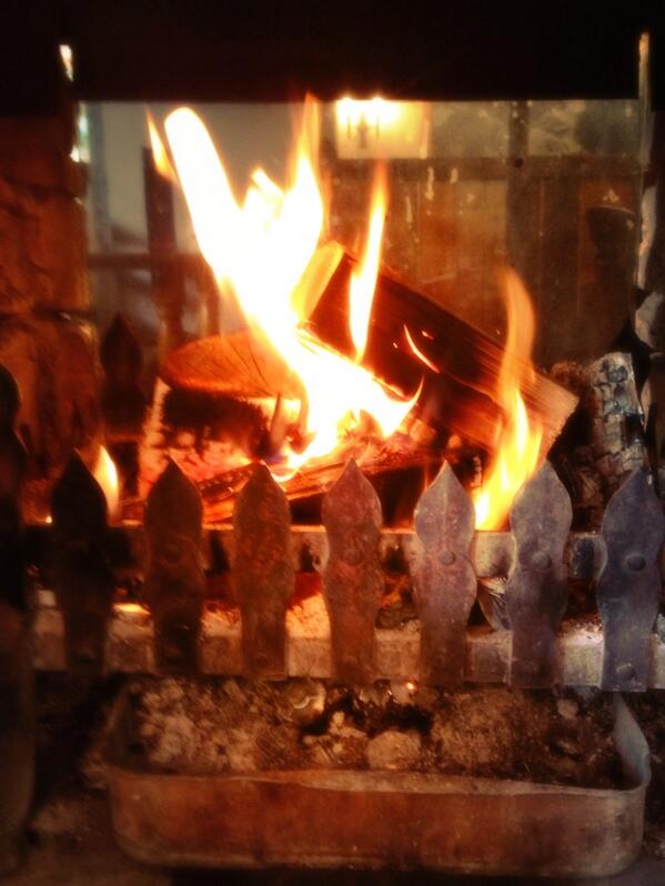 DeeDee_MiJu's tweet photo. Coffee by the fire.. What could be better this chilli morning! #brrrr #bigmug #caffeinefix http://t.co/yeUmyPEGnM