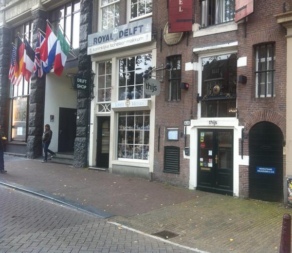 dikkerenthijs's tweet image. Heb jij de #grachtencode al gekraakt? Onze zegel vind je links van "De Prins".