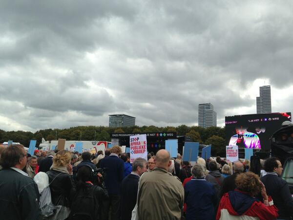 Overhandigen handtekeningen petitie <a href="/Niet123weg/">Niet 123 weg</a> #npo #malieveld