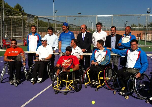 fedetenismadrid's tweet photo. Gracias @Charlymoya por estar con nosotros en la presentación del Cto de España de Tenis en Silla por Comunidades http://t.co/qPbJVBD6aA