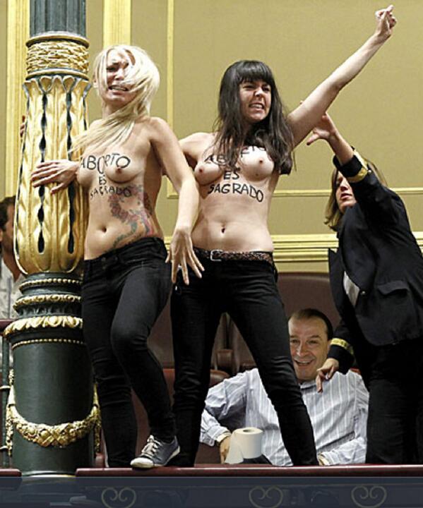 eljueves's tweet photo. Activistas de Femen irrumpen en el Congreso en defensa del aborto http://t.co/6wqqHHvJLE