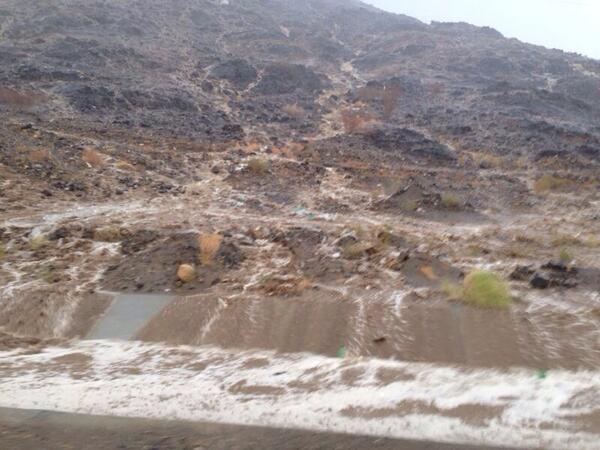 صور من أمطار مكة المكرمة من مراسلينا الاربعاء 3-12-1434 BWIyoRgIMAAX5Cd