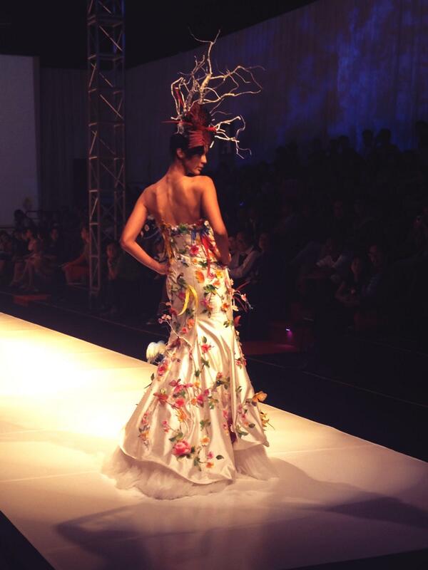 IPMI_Trend's tweet photo. @IPMI_Trend: Another stunning piece from Sutanto Danuwidjaja's "Bird Paradise" walkin down #BazaarFashionFest runway http://t.co/dvTUObYN4B