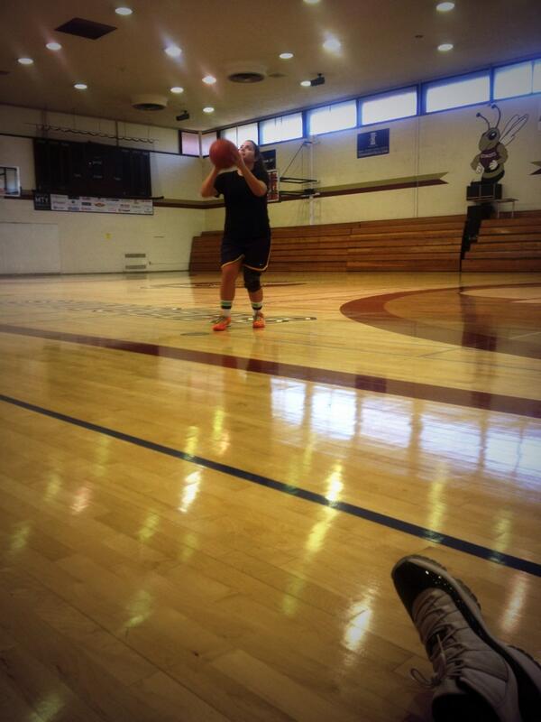 juudie_s's tweet image. Two old ladies up early for ball. #BackProblem #KneeProblem Yikes! @thoughtzblunted