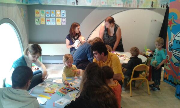 puis l'atelier bricolage avec la fabrication de la petite poule rousse...