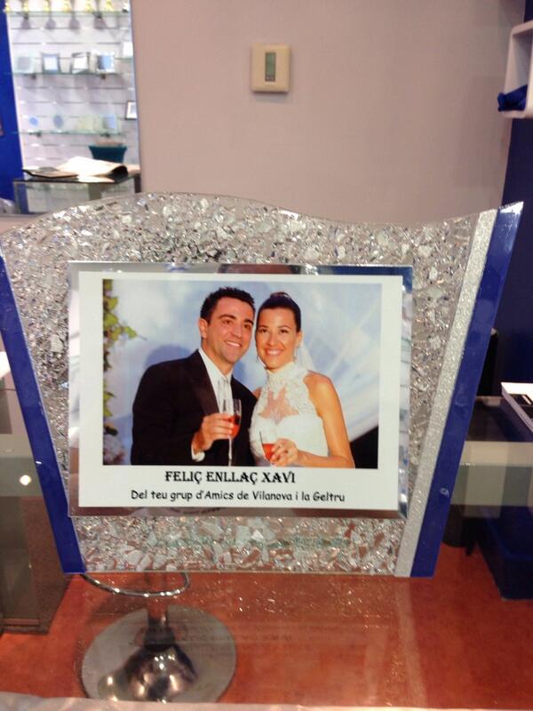 ECMO7's tweet photo. Foto con placa sublimada para Xavi Hern��ndez elaborada en Ecmo 7.
Tráenos tus fotos y te la elaboramos a tí. http://t.co/RHhNevxcGC