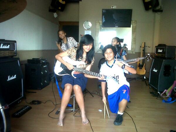 BreakThrough_5's tweet photo. @StudioBand tapi tanpa Heni -.- http://t.co/YupYHGS2Hd