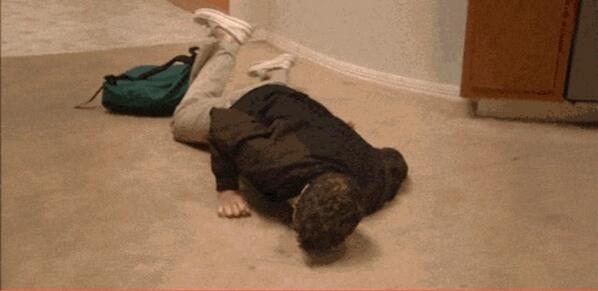 котенок испачкался в сметане. валяется мордой в пол. кот у которого морда в сметане. морда упала. котенок со сметаной на морде.