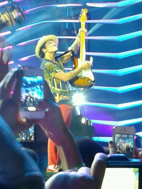 djenks89's tweet photo. @BrunoMars live @TheO2Arena  #aMARSing http://t.co/bkCabw8kXk
