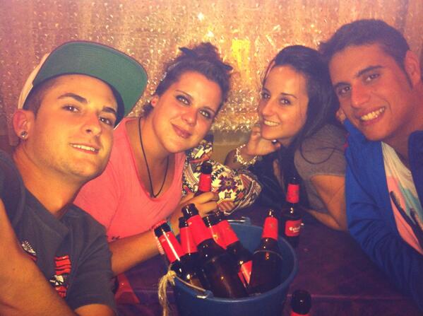 gdesther's tweet photo. Cerveceooo en el indioo!! Con @correrosnchz @Anowy_s @BorjaHdz http://t.co/yBF5thLziy