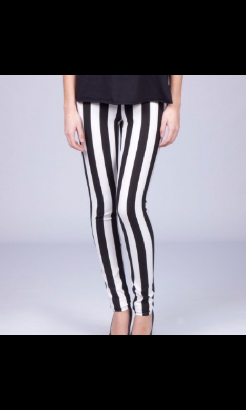 ModaChicGenial's tweet photo. Pantalones pitillos con rayas negras y blancas http://t.co/QqWnOJ057w