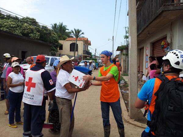 ASUAMXSur's tweet photo. Nuestros brigadistas llevando ayuda a los pueblos de Mezcala y San Jerónimo el fin de semana pasado!!! http://t.co/PGgMwWjiO2