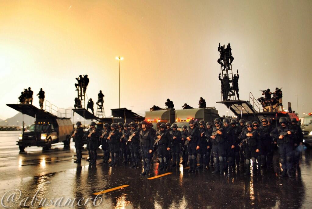 العرض العسكري للقوات الخاصة السعودية ليلاُ وتحت المطر 2013 ~ صور BWLG5ODIIAAyKlQ