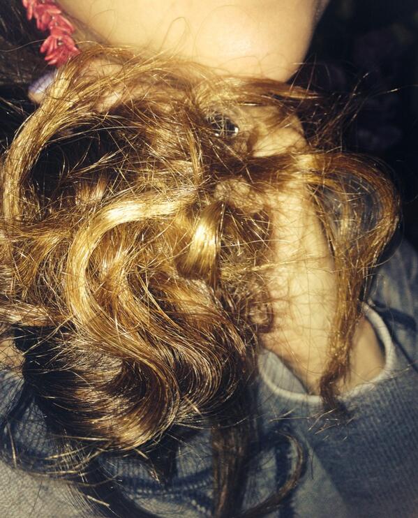 I_Love_Gar's tweet image. No! No es un zacate, es mi cabello después del peinado raro de hoy #plup