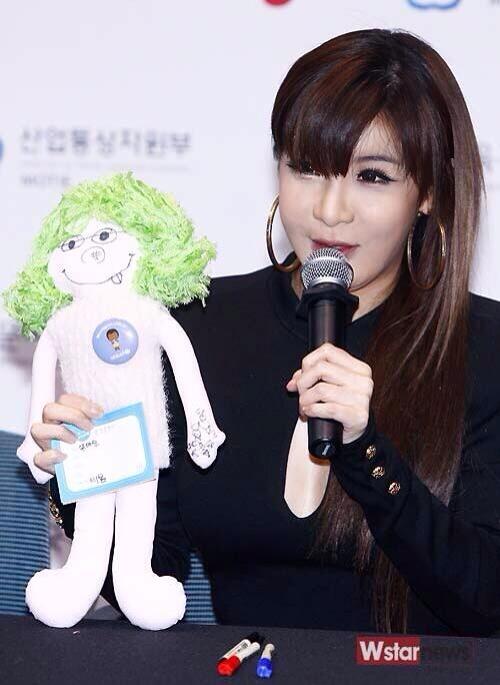 21CDMB's tweet photo. LMFAOOOOO HER DOLL "@2NEVIA1: I cannot do this n e more http://t.co/So4WUfjMqv"