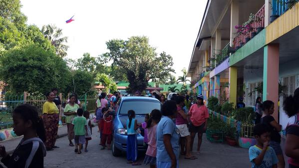 heysarahlizette's tweet image. #PhilippineFlag swaying in the noonday wind, signifying hope for the people of #Zamboanga. #EvacuationCenter