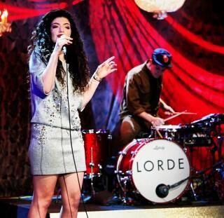 Lorde performs 'Royals' on 'Ellen'...