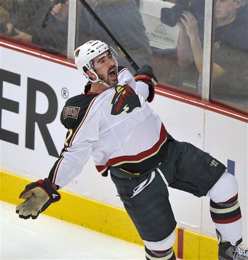 ClutterPuck's tweet image. #TheClutter returns on Friday in Chicago as the #Islanders take on the #ReigningChamps Maybe he'll do this again?