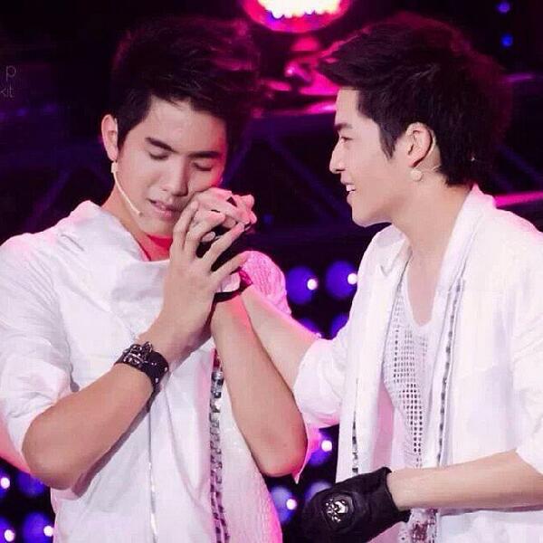 everyfin's tweet photo. ตั้ว : ล้มเมื่อกี๊เจ็บมากเลยอ่าาา... http://t.co/jkthdHBmBg (cr : peexpee) #TouMarch #everyfin #Hormonesdaynight http://t.co/IF4Bhyq4mb