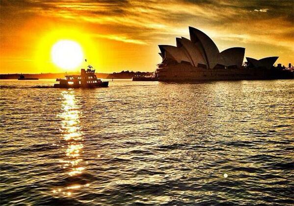 ResortPics's tweet photo. It’s 38 degrees Celsius in Sydney, Australia today. That’s about 100 degrees Fahrenheit. It’s only spring here. http://t.co/8B8yayGKBl