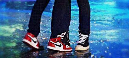taorishipper's tweet photo. TAO (red) &amp; KRIS (black) shoes. They were actually hugging &amp; TAO tiptoed ♡ http://t.co/BDDyleAwKv