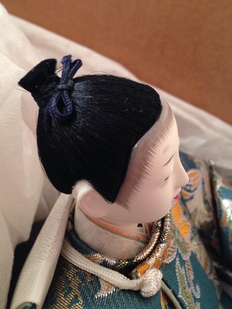 توییتر 糸 در توییتر 資料用にお内裏様の髪型を知りたくて 雛人形を天袋から出した 出して 写真を撮って ふと思った この雛人形たち 秋を初めて感じたのではなかろうかと 気持ちよかったかな あるいは変な時季に起こすなよと思ったか で こんな髷 Http