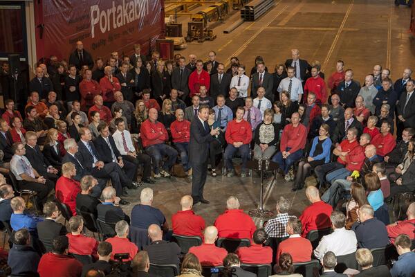 10DowningStreet's tweet photo. PM: @PortakabinLtd investing &amp; exporting more. 110,000 new private sector jobs in #Yorkshire &amp; Humber in 3yrs #growth http://t.co/SwBfuABPiy