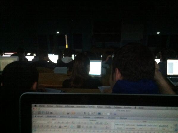 MarionFontn's tweet image. Ambiance tamisée et intime en eco #Droit #lille2 #sectionC