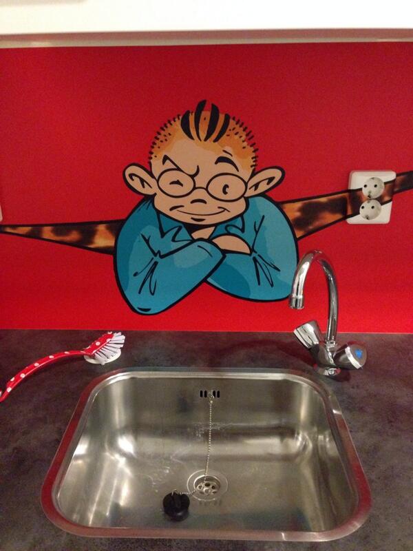 BartFoundation's tweet photo. Gezellig, samen afwassen. In de keuken van ons nieuwe kantoor @Reklet. http://t.co/wEZ8V8zXqS