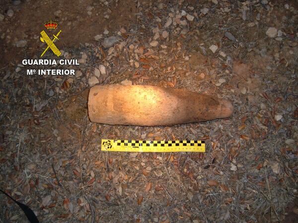 SerGuadalajara's tweet photo. La G.Civil desactiva un pepino (proyectil de artillería) 105 mm de la guerra civil encontrado en Castejón de Henares http://t.co/aHij5qQeoJ