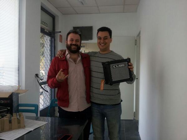 RScoruna's tweet image. El afortunado Breocerro Martínez recogiendo su #MicroCube con @Miguel_thm :) ¡Cómo mola dar buenas noticias!