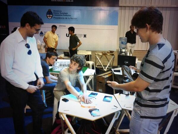 InnoSalud's tweet photo. Acá vemos parte del equipo en la exposición! #INNOVAR2013 #Tecnopolis http://t.co/wUMk1LdYNK