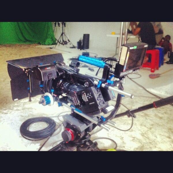 exampleVideo's tweet photo. Shooting psa PU "pekerjaan umum" istana pasir. http://t.co/VFEiebijF5