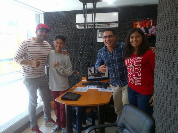 LaCima96's tweet photo. @serginnio11 @rosyrosy2000 en @LACIMA96 con su con concierto "Entre Dos" http://t.co/2wWyj26ZQG