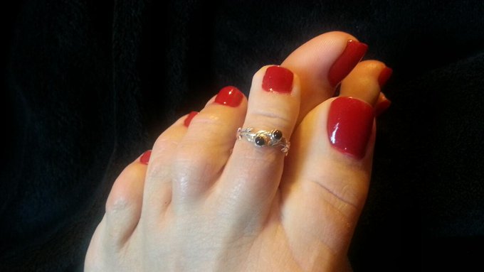 Pretty fall burnt red toenails:-) http://t.co/TS9m3XNcYq