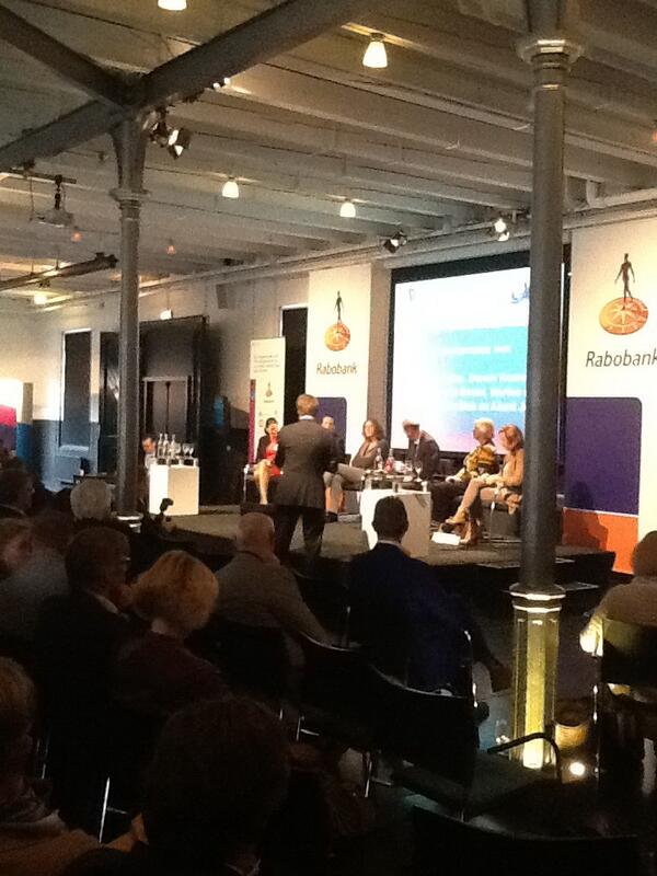Panel  <a href="/Jaarcongres/">De Maatschappij</a>, Geke Faber, @allardjolles, @marliesvanwijhe, Dennis Kooren, Mirjam Bink en Desiree van Boxtel