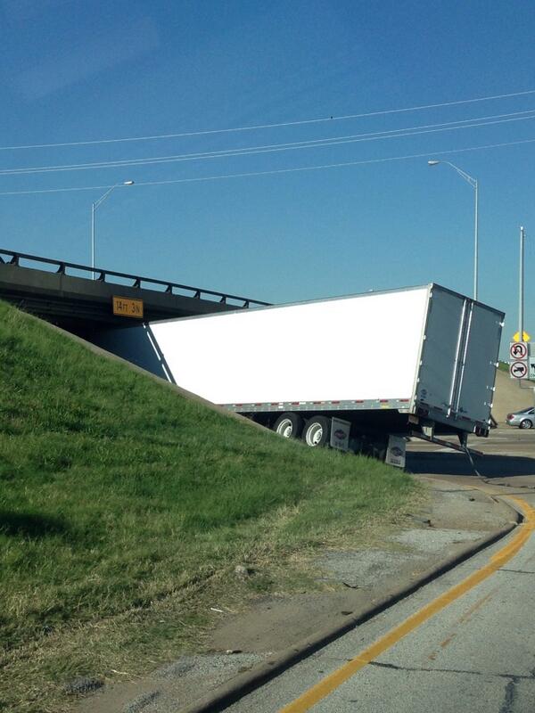 What not to do as a truck driver. #drivingfail #tightturn #18wheeler