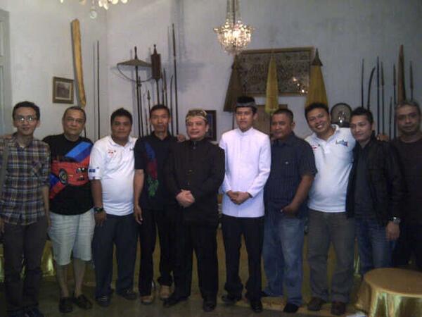 <a href="/bmwcci_crb/">bmwcci_crb</a> @BmwcciJakchap dan E30 register berfoto bersama Sultan Arief sblm perjalan ke BimmerFest '13 Jogja