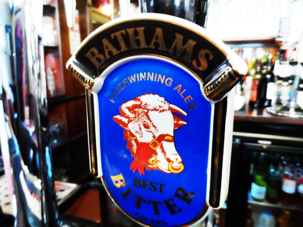 RedLionHockley's tweet image. The sun is shining indoors with beautiful rays from the 'batharmers'! Can't beat a pint of @thebathams #localjoy